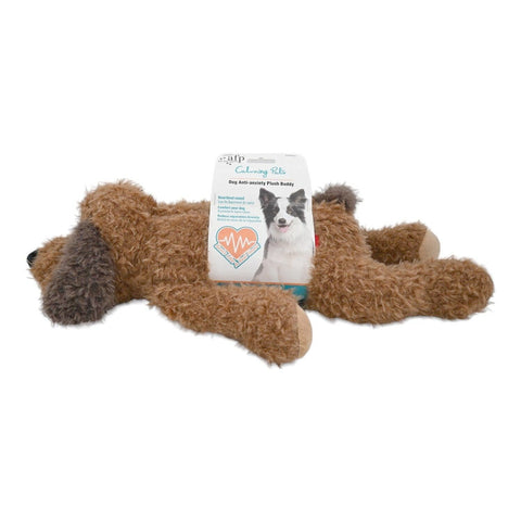 Calming Pals Peluş Oyuncak yandan, yatar pozisyonda kahverengi peluş köpek ve ambalaj etiketi