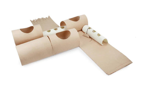 Classic Comfort Eğlence Tüneli kurulu hali, bej tüneller ve delikli beyaz rulolar beyaz fonda
