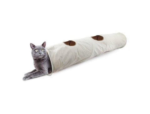 Classic Comfort ses çıkaran kedi tüneli, krem renkli 150 cm tünelin ucunda uzanan gri kedi
