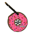 Donut kaka poşeti tutucu, pembe şekerlemeli donut şeklinde, siyah karabinalı, beyaz zeminde