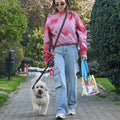 Bunico Smiley Handsfree Tasma çapraz takılı, kadın beyaz kıvırcık tüylü köpeği parkta gezdiriyor