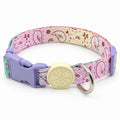 Paisley köpek boyun tasması, pembe zemin üzerinde bordo paisley desen, lila toka, krem logo