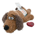 Calming Pals Peluş Oyuncak, kahverengi kıvırcık tüylü peluş köpek ve yanında kırmızı kalp biçimli parça
