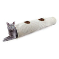 Classic Comfort ses çıkaran kedi tüneli, krem renkli 150 cm tünelin ucunda uzanan gri kedi